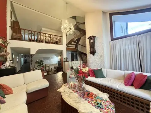 Importante inmueble 6 ambientes en excelente ubicación.