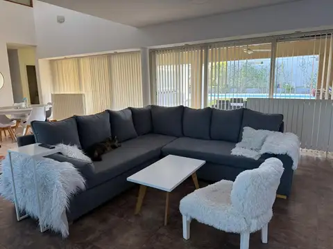 Casa moderna 4 ambientes c/ garage y pileta- Bahia blanca