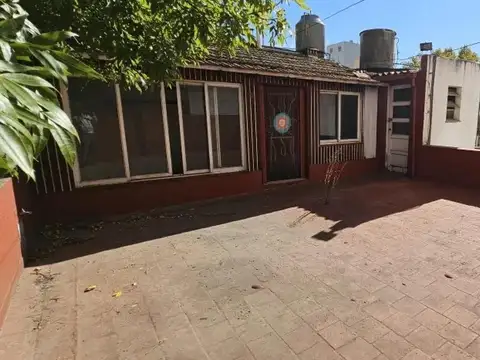 Casa en venta - 3 Dormitorios 1 Baño - Tres de Febrero