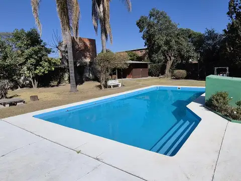 Amplia casa familiar con gran terreno, jardín, pileta y quincho – Cerrillos Ruta 68
