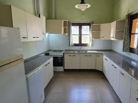 Casa en Venta con 3 cocheras