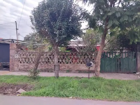 Casa americana, con tres dormitorios. ¡Ambientes amplios!