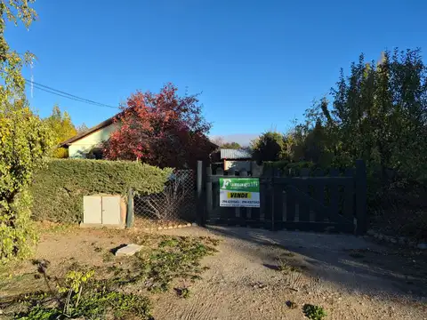 Preciosa casa en PH de seis ambientes, en una planta, con quincho, garage y jardín libre.