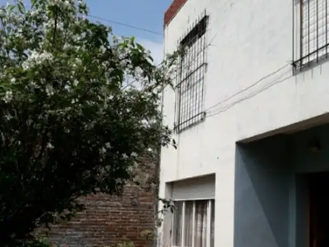 Casa de 3 ambientes + Depto. en planta alta, Villa Tesei