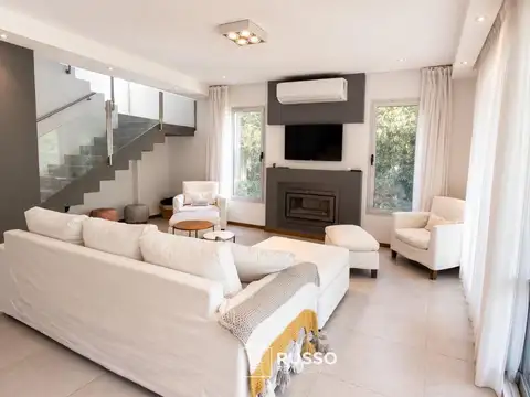 Casa en Alquiler con 4 cocheras