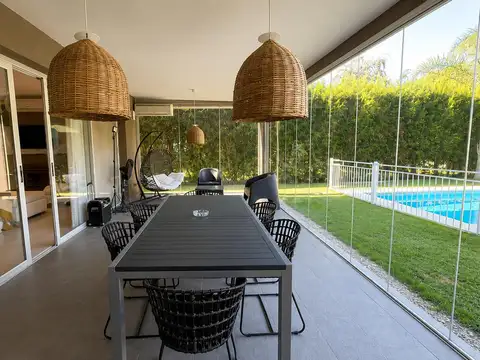 Casa en Alquiler con 4 cocheras