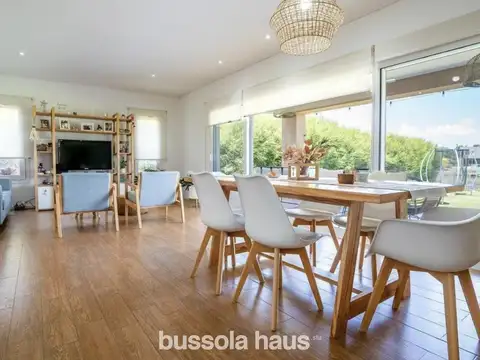Casa en venta a la laguna en Cantón Islas