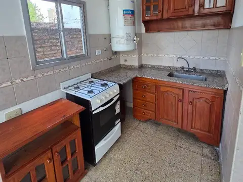 MUY BUEN DEPTO T/CASA 2 AMB AMPLIO EN LANUS CENTRO!