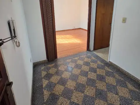 MUY BUEN DEPTO T/CASA 2 AMB AMPLIO EN LANUS CENTRO!