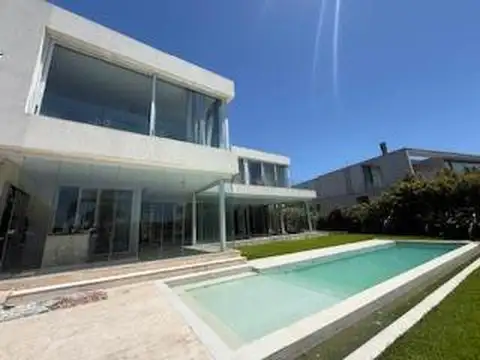 Excelente Casa en venta al canal principal en Albanueva