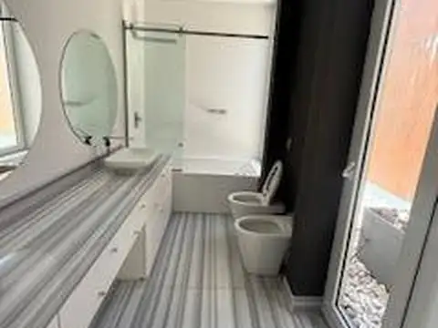 Casa 8 ambientes con 5 baños