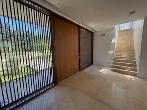 Casa 8 ambientes con 5 baños