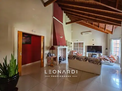 Casa en Venta con 2 cocheras
