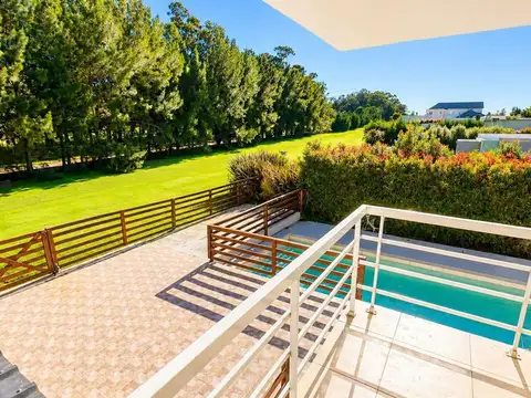 Casa en Alquiler con 2 cocheras