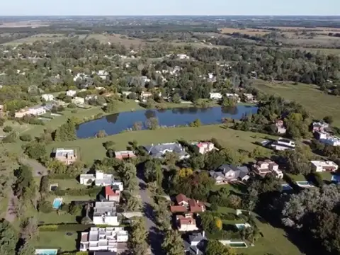 Terreno Sobre Laguna, De Los Últimos