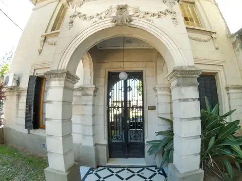 Casa 8 ambientes con 3 baños