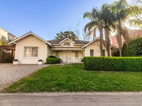 Casa en Venta-2 dormitorios, pileta -Santa Bárbara