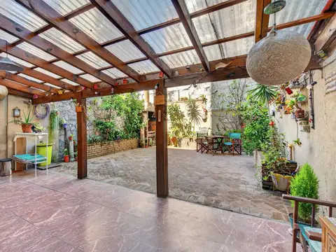 VILLA URQUIZA, VENTA AMPLIO DEPARTAMENTO 4 AMBIENTES, 156m2 TOTALES, CON PATIO, QUINCHO y PARRILLA