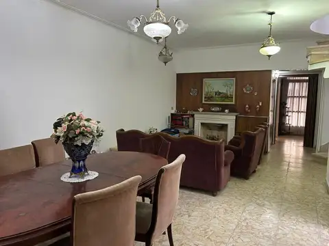 Casa en venta - 4 Dormitorios 2 Baños - La Plata