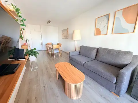 Excelente semipiso de 4 ambientes con palier privado, balcón aterrazado, suite con vestidor, cochera y baulera