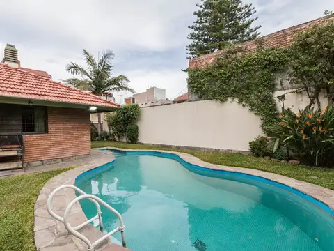 Apto Crédito! Casa con local comercial y garage