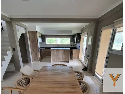 Casa en Venta con 4 cocheras