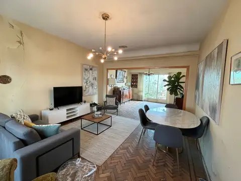 VENTA AMPLIA CASA 5 AMB CON BALCÓN, PATIO Y COCHERA