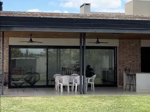 Quincho con lote y jardín en barrio La Cañada
