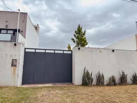Quincho con lote y jardín en barrio La Cañada