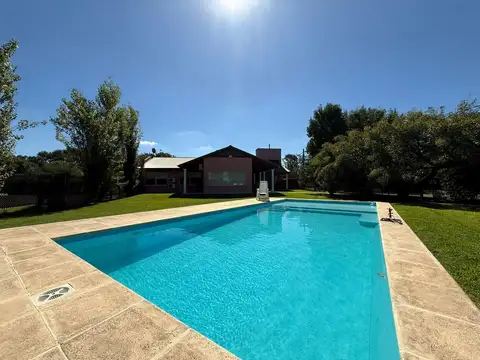 EN VENTA - CASA DOS ROMITORIOS CON JARDIN Y PILETA - FUNES, GARITA 18.