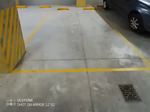 Cochera CUBIERTA con porton automatico. Escobar centro.