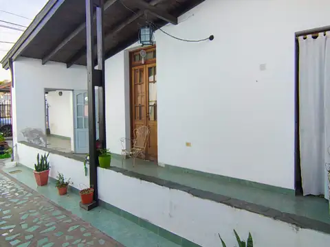 ALQUILO CASA CON COCHERA