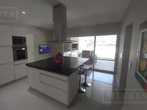 Casa 6 ambientes con 2 baños