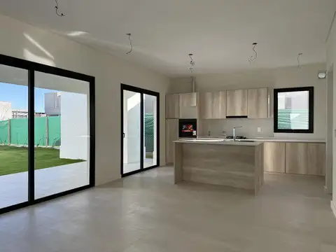 Casa 6 ambientes con 2 baños