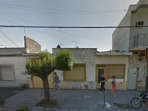 VENTA CASA AMERICANA DE 3 AMBIENTES CON GARAGE PASANTE Y FONDO LIBRE. SAN JUSTO
