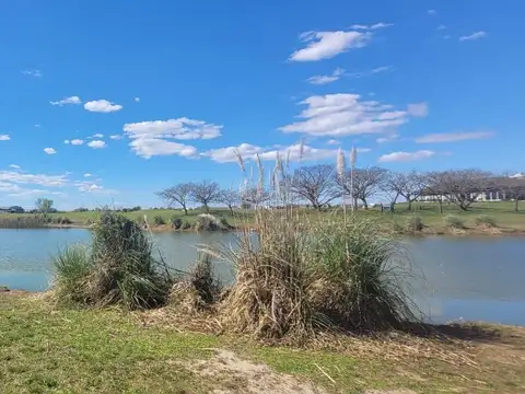 Venta Lote a La Laguna y Al Golf en El Canton Islas Escobar