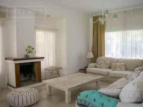 Casa en Alquiler con 1 cochera