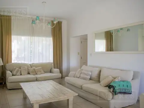 Casa 4 ambientes con 3 baños