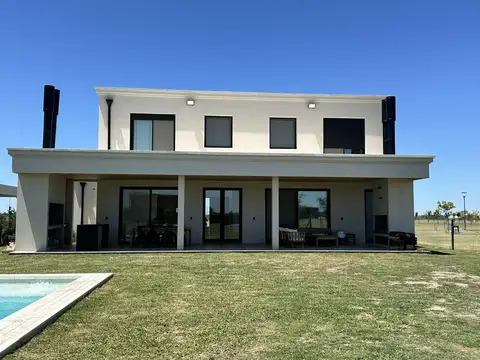 Casa 8 ambientes con 4 baños