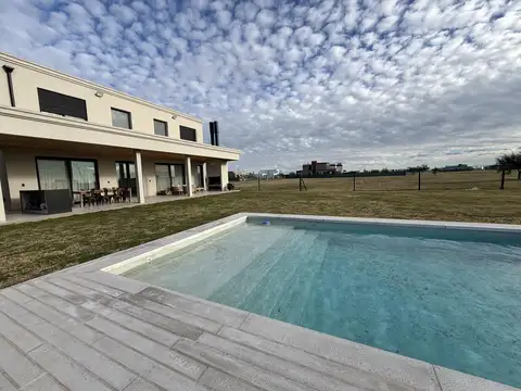 Venta Casa 5 Dormitorios en Vida Club de Campo Barrio Privado-Funes