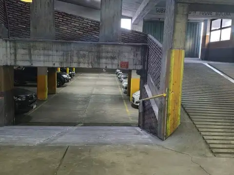 COCHERA EN VENTA! SEGURIDAD 24/7 SOBRE AVENIDA