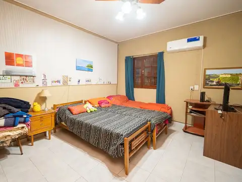 Casa amplia en venta con departamento interno