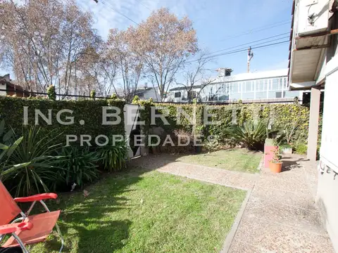 Chalet 4 Ambientes con jardín + entrada de autos . Excelente 