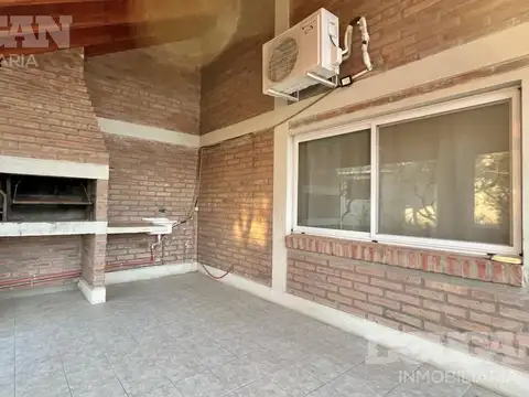Casa en Alquiler con 1 cochera