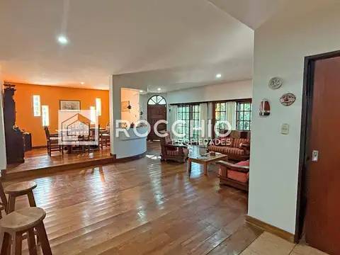 Casa en Venta con 2 cocheras