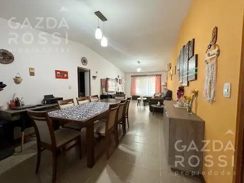 Casa 4 ambientes con 2 baños