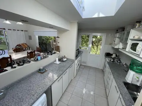 Casa 4 ambientes con 2 baños