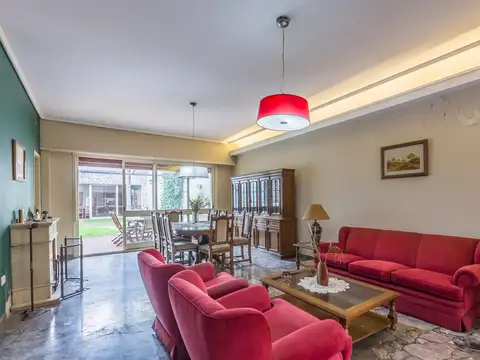 Venta Casa en Saenz Peña con garage, jardín, quincho y pileta.
