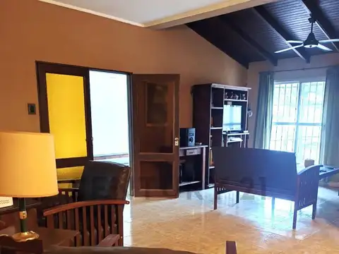 Casa en Venta con 3 cocheras