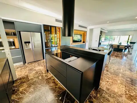 Casa en Alquiler con 8 cocheras